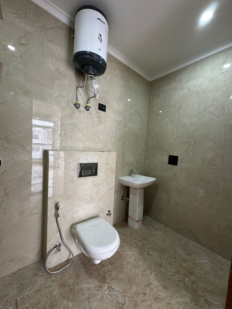 Bathroom, saket 3 Bedroom 2000 Sq.Ft. Builder Floor In Saket Delhi 9794317
