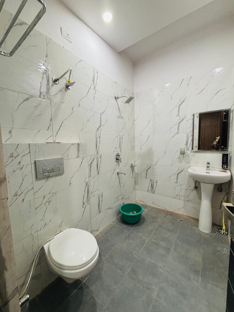 Bathroom, kishanpura 3 Bedroom 110 Sq.Yd. Builder Floor In Kishanpura Zirakpur 9794525