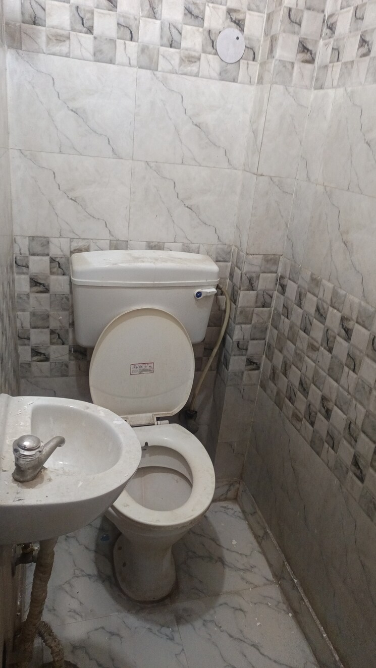 Bathroom, patel nagar 1 RK 350 Sq.Ft. Builder Floor In Patel Nagar Delhi 9794556