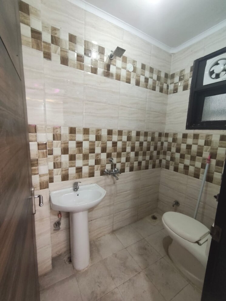 Bathroom, govindpuri 3 Bedroom 100 Sq.Yd. Builder Floor In Govindpuri Delhi 9794700