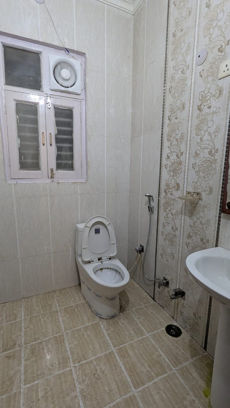 Bathroom, sector 21d 4 Bedroom 3208 Sq.Ft. Builder Floor In Sector 21d Faridabad 9795052