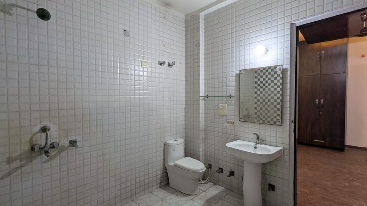 Bathroom, sector 21d 4 Bedroom 3208 Sq.Ft. Builder Floor In Sector 21d Faridabad 9795052