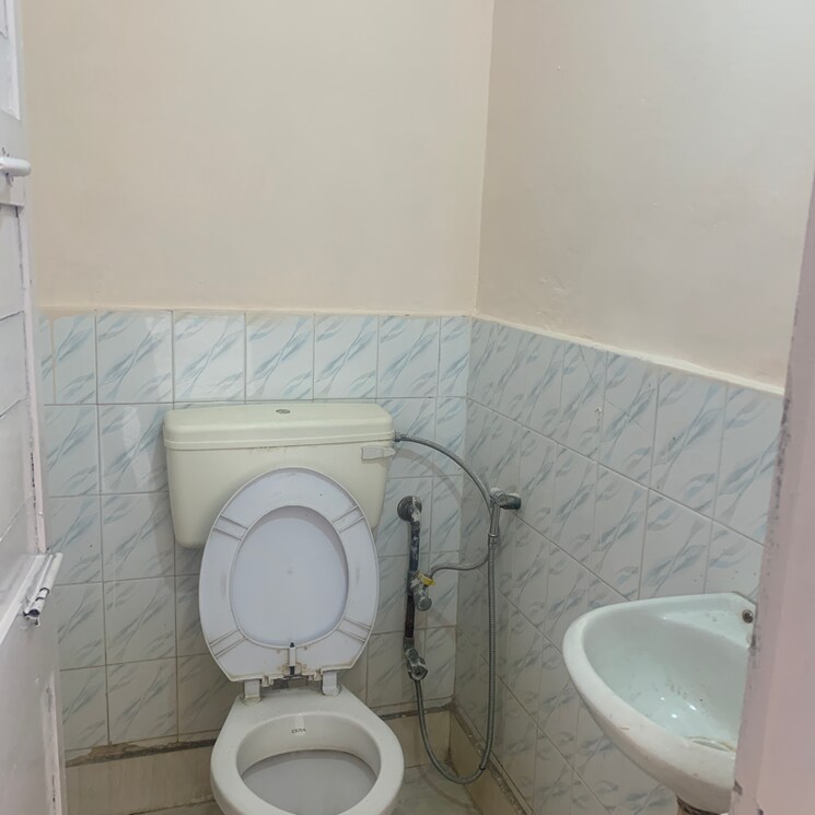 Bathroom, katwaria sarai 3.5 Bedroom 1600 Sq.Ft. Apartment In Katwaria Sarai Delhi 9795394