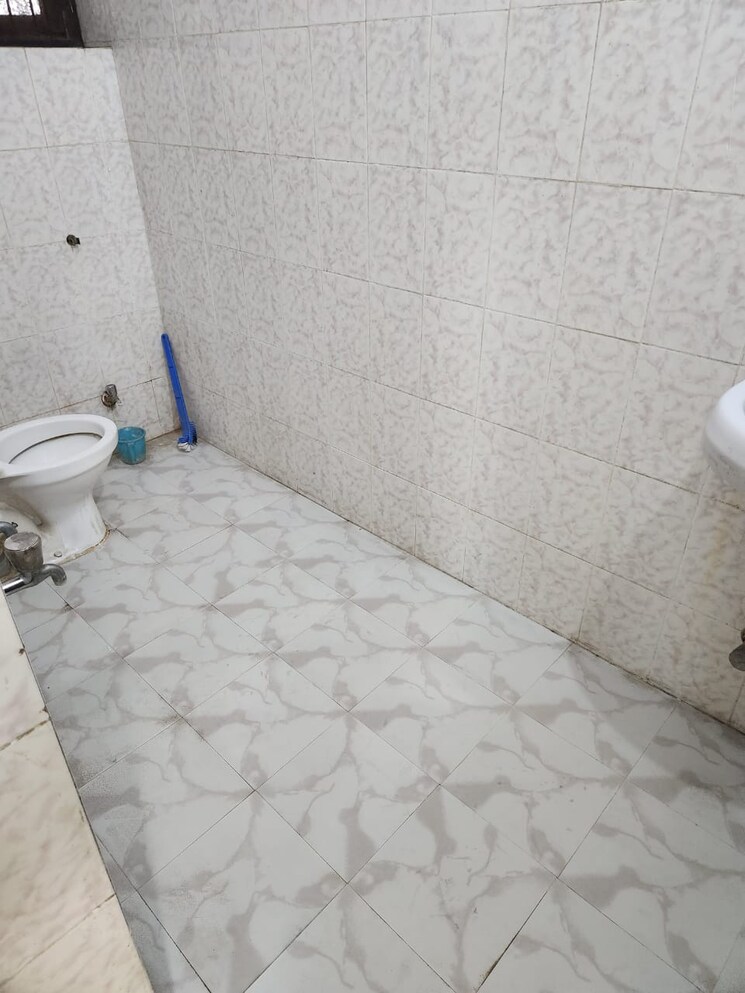 Bathroom, sai-kripa-indira-nagar 3 Bedroom 1400 Sq.Ft. Independent House In Indira Nagar Lucknow 9796012