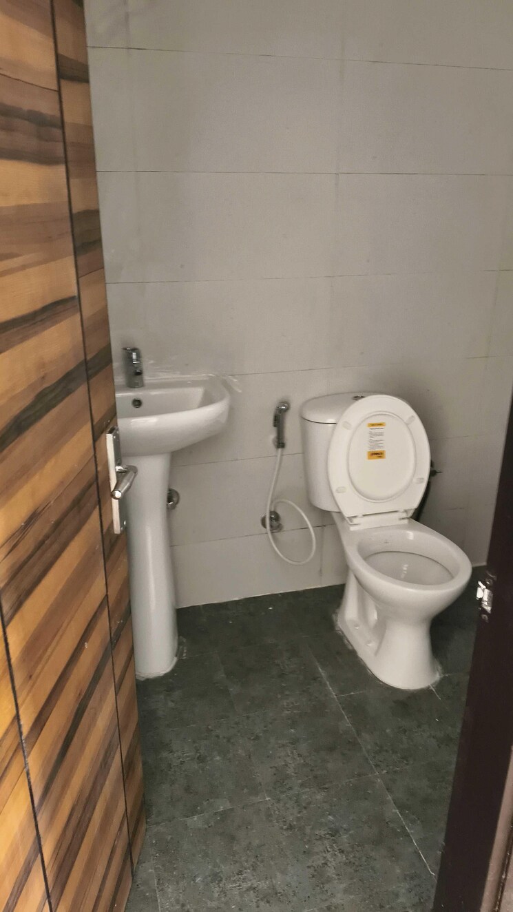 Bathroom, samridhi-luxuriya-avenue 2 Bedroom 1245 Sq.Ft. Apartment In Sector 150 Noida 9796358