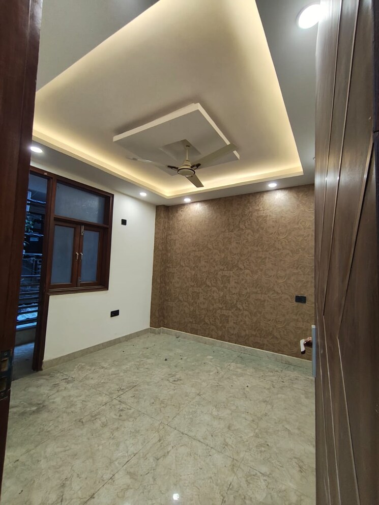 Room, govindpuri 3 Bedroom 100 Sq.Yd. Builder Floor In Govindpuri Delhi 9797316