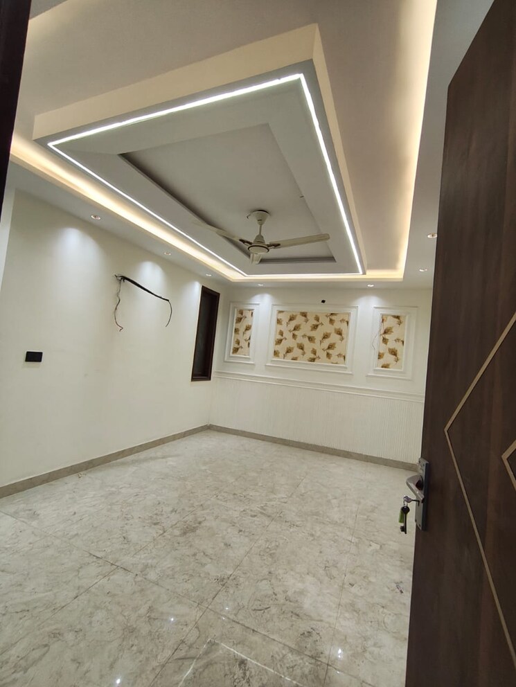 Room, govindpuri 3 Bedroom 100 Sq.Yd. Builder Floor In Govindpuri Delhi 9797316