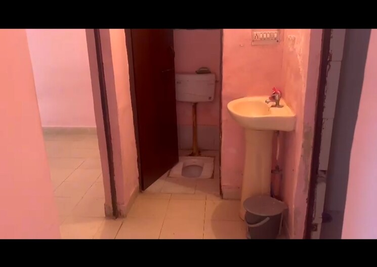 Bathroom, upavp-brahmputra-enclave 3 Bedroom 51 Sq.Mt. Apartment In Siddharth Vihar Ghaziabad 9797794