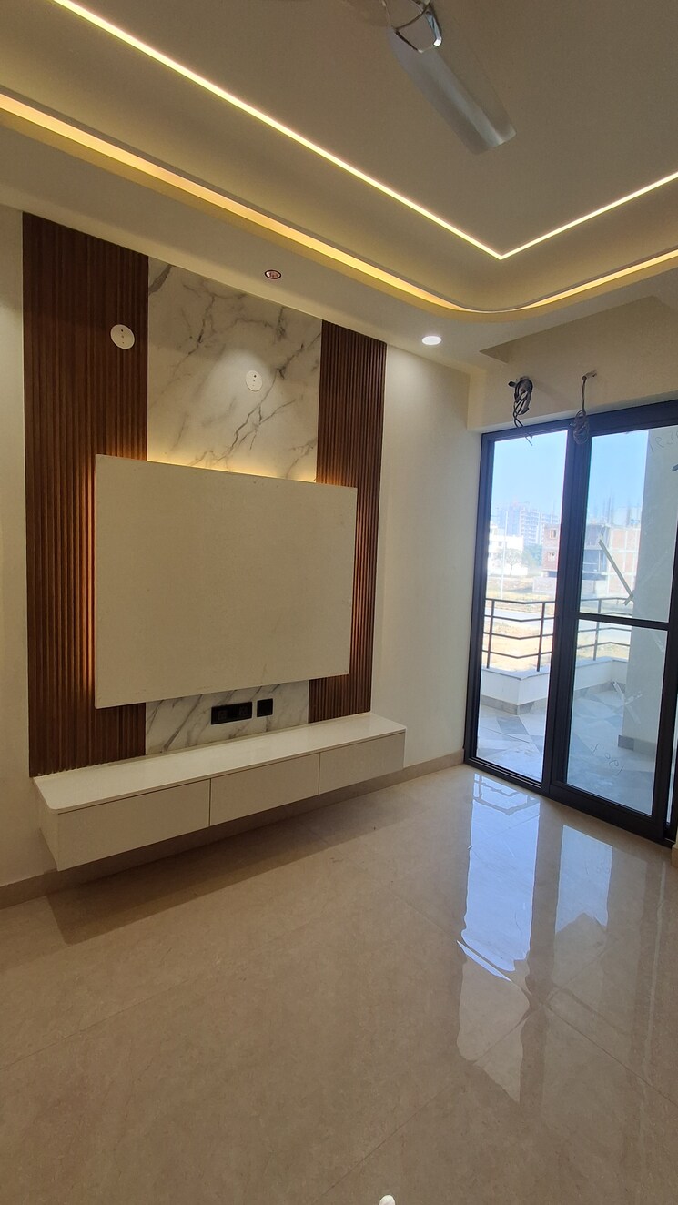 Room, sector 85 3 Bedroom 250 Sq.Yd. Builder Floor In Sector 85 Faridabad 9798044