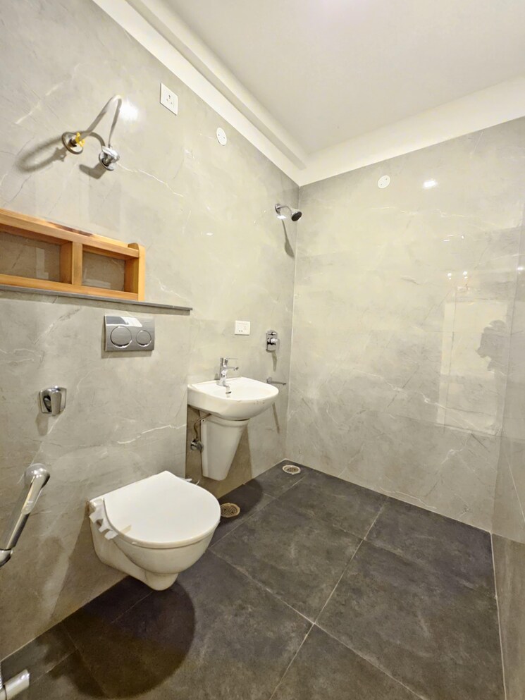 Bathroom, aura-homes 3 Bedroom 1625 Sq.Ft. Apartment In Patiala Road Zirakpur 9799371