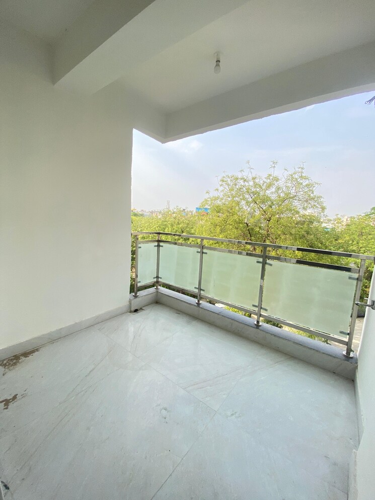 Room, sector 5 dwarka 4 Bedroom 1900 Sq.Ft. Apartment In Sector 5 Dwarka Delhi 9799383