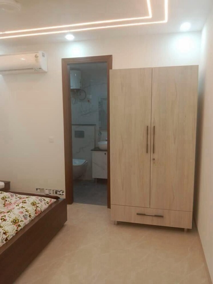 Room, sector 56 2.5 Bedroom 180 Sq.Yd. Builder Floor In Sector 56 Gurgaon 9800391