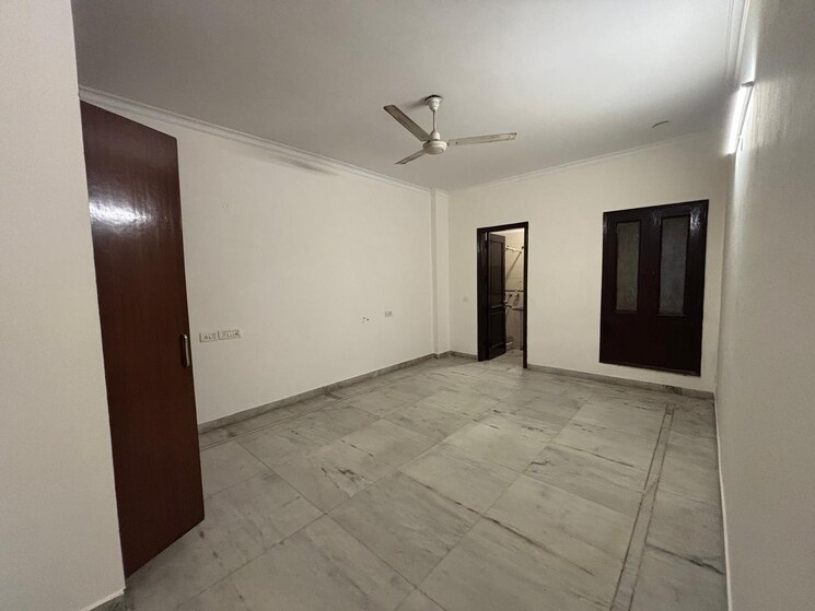 Room, greater kailash ii 3 Bedroom 250 Sq.Yd. Builder Floor In Greater Kailash ii Delhi 9800574