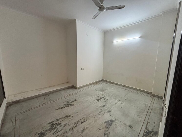 Room, greater kailash ii 3 Bedroom 250 Sq.Yd. Builder Floor In Greater Kailash ii Delhi 9800574