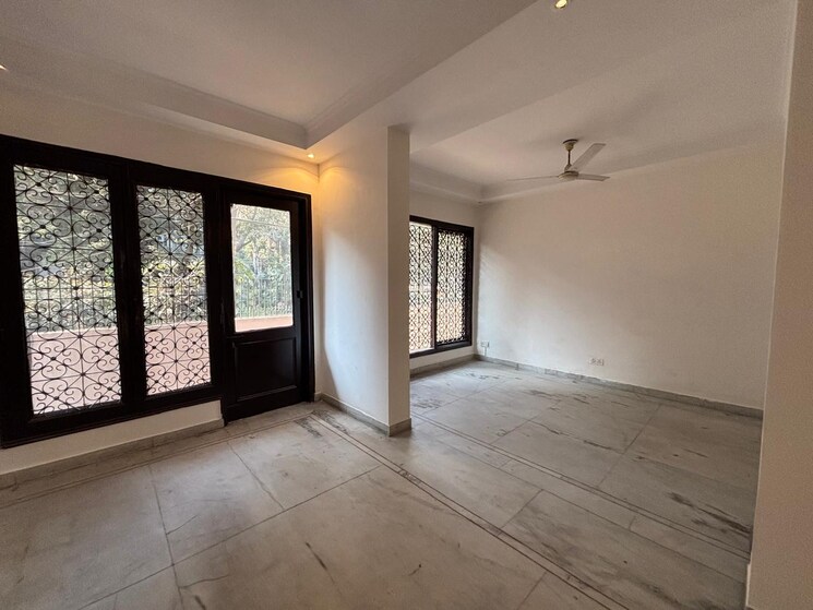 Room, greater kailash ii 3 Bedroom 250 Sq.Yd. Builder Floor In Greater Kailash ii Delhi 9800574