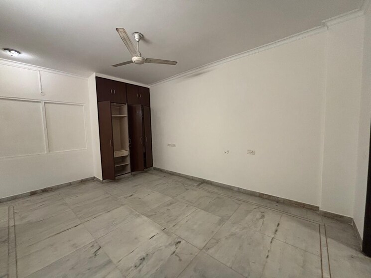 Room, greater kailash ii 3 Bedroom 250 Sq.Yd. Builder Floor In Greater Kailash ii Delhi 9800574
