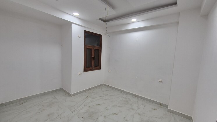 Room, sector 107 2 Bedroom 900 Sq.Ft. Builder Floor In Sector 107 Noida 9800865
