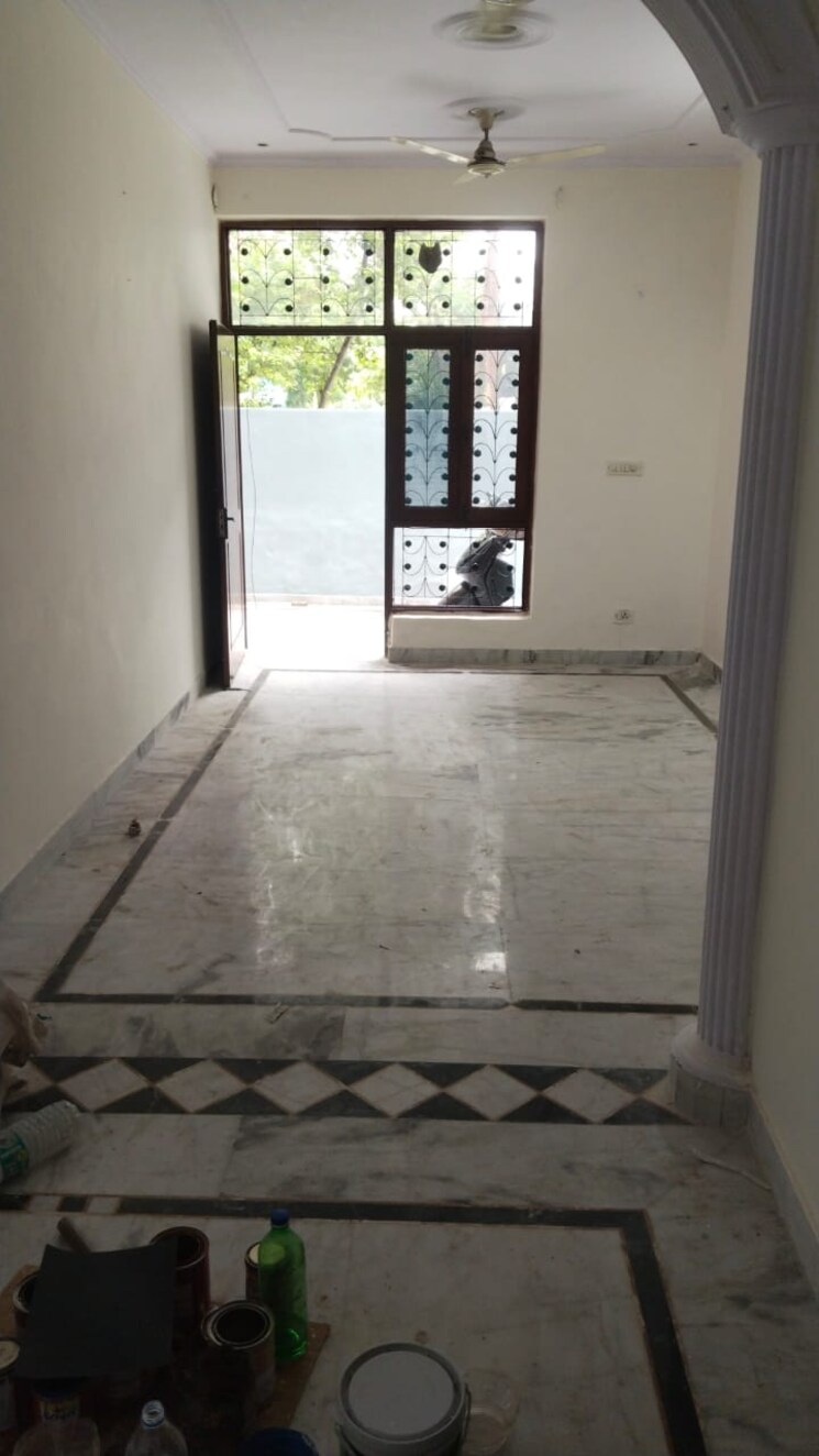 Room, sector 11 2 Bedroom 1950 Sq.Ft. Independent House In Sector 11 Noida 9801164