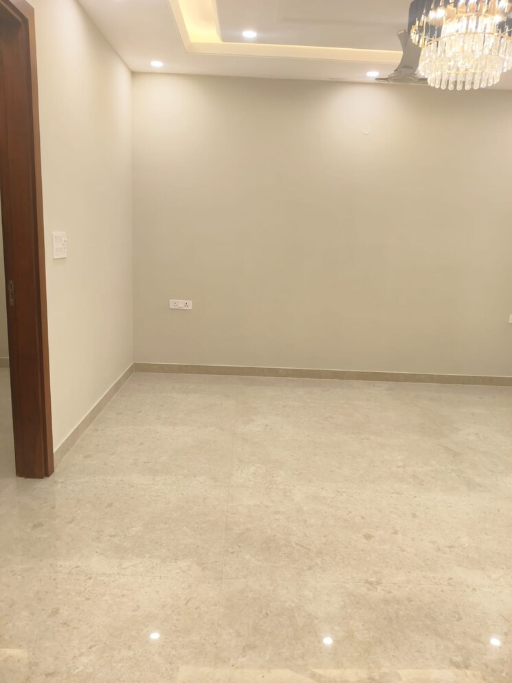 Room, puri-kohinoor 3 Bedroom 151 Sq.Yd. Builder Floor In Sector 89 Faridabad 9801185