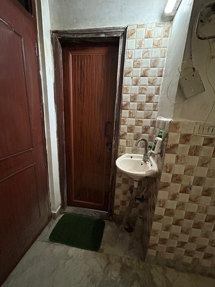 Bathroom, govindpuri 2 Bedroom 600 Sq.Ft. Builder Floor In Govindpuri Delhi 9801417