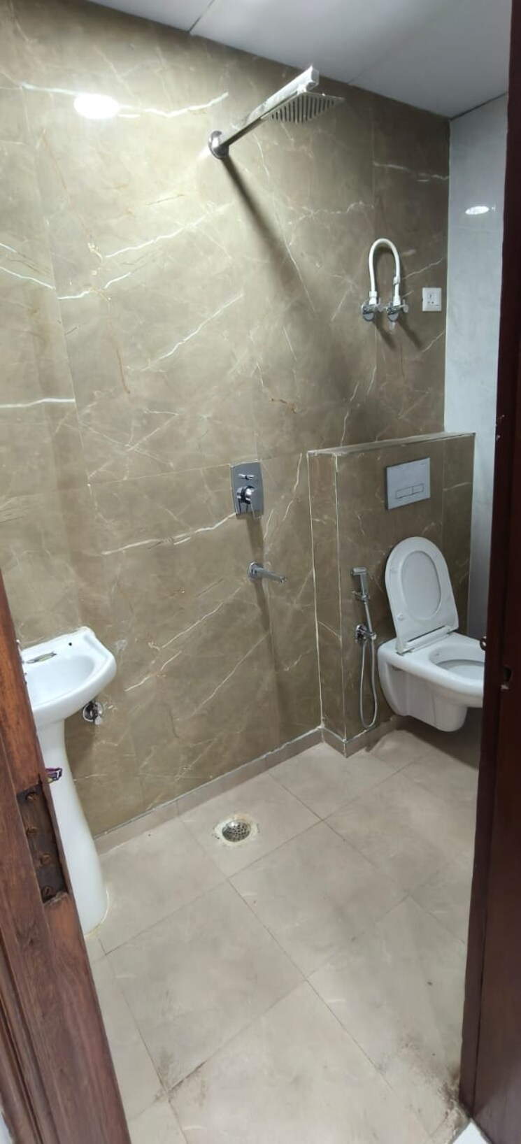 Bathroom, sector 104 3 Bedroom 1355 Sq.Ft. Builder Floor In Sector 104 Noida 9801511