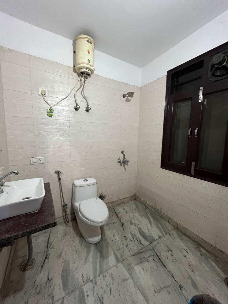 Bathroom, shree-vardhman-victoria 3 Bedroom 1950 Sq.Ft. Apartment In Sector 70 Gurgaon 9801611