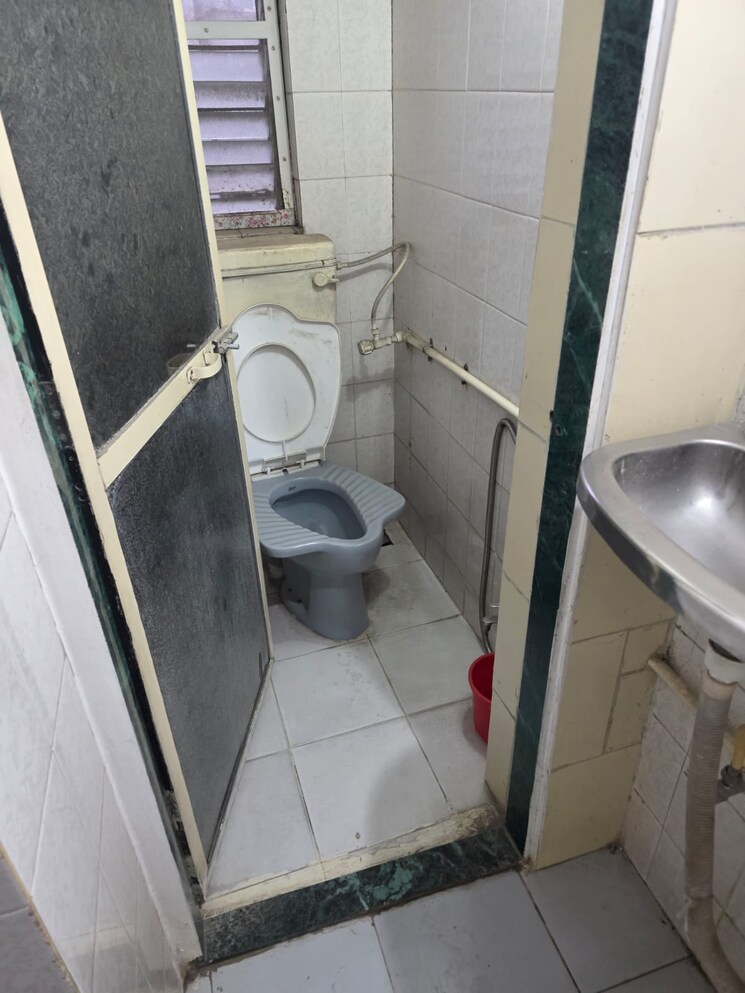 Bathroom, eff-jumbo-darshan-chs 2 Bedroom 850 Sq.Ft. Apartment In Andheri East Mumbai 9801926
