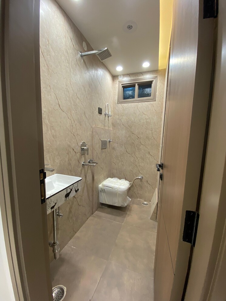 Bathroom, dwarka mor 3 Bedroom 100 Sq.Yd. Builder Floor In Dwarka Mor Delhi 9802831