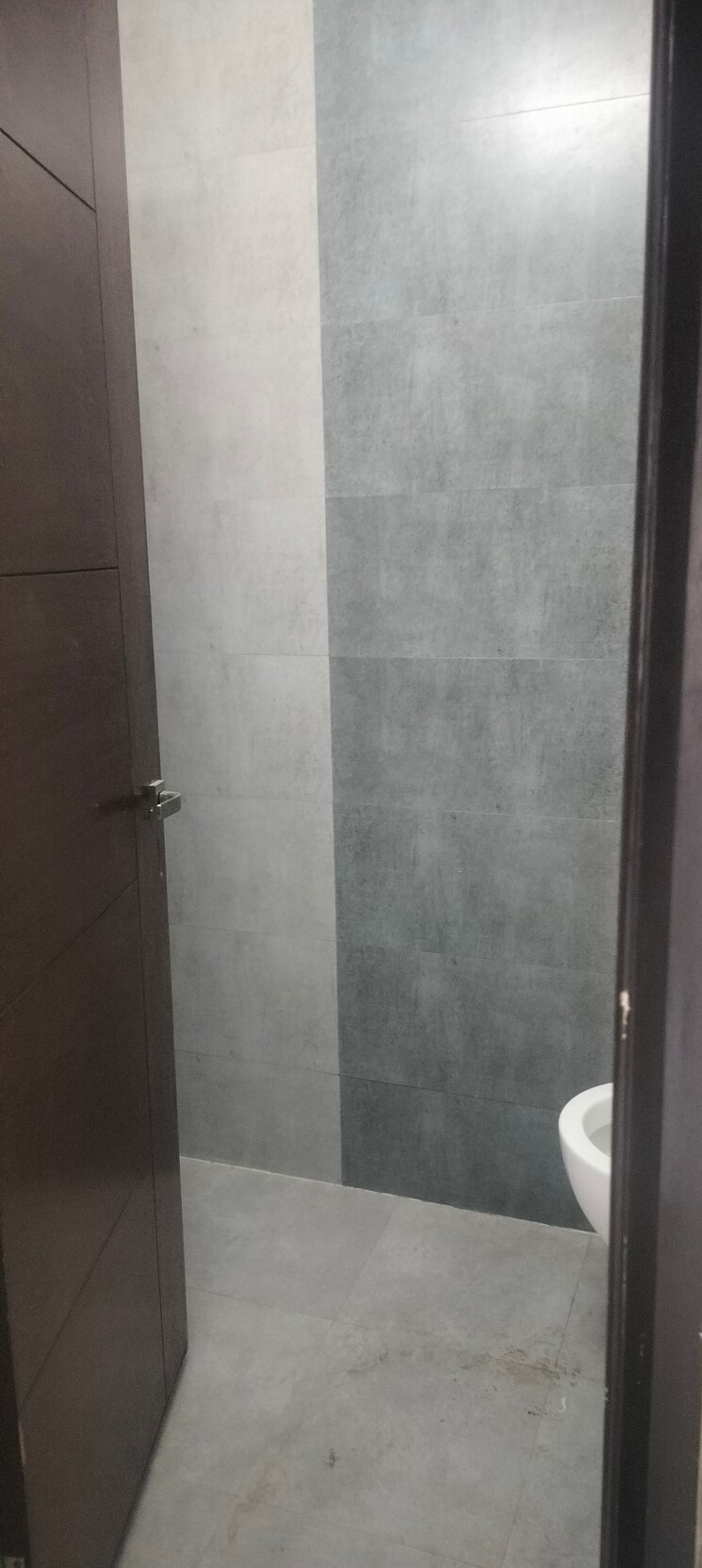 Bathroom, janakpuri 2 Bedroom 100 Sq.Yd. Apartment In Janakpuri Delhi 9803700