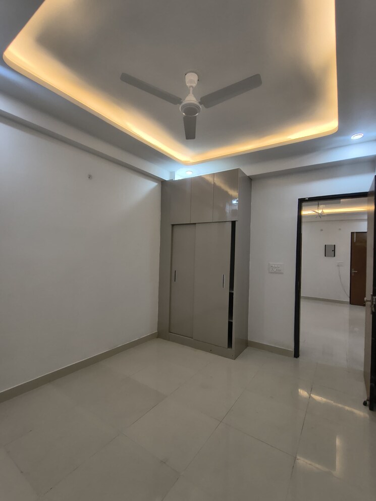 Room, sector 73 3 Bedroom 1400 Sq.Ft. Builder Floor In Sector 73 Noida 9803900