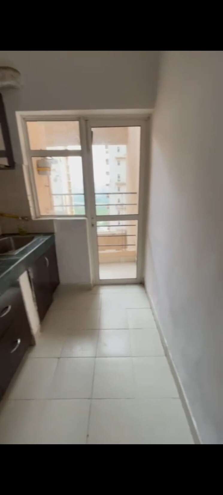 Kitchen, paras-tierea 3 Bedroom 1410 Sq.Ft. Apartment In Sector 137 Noida 9804228