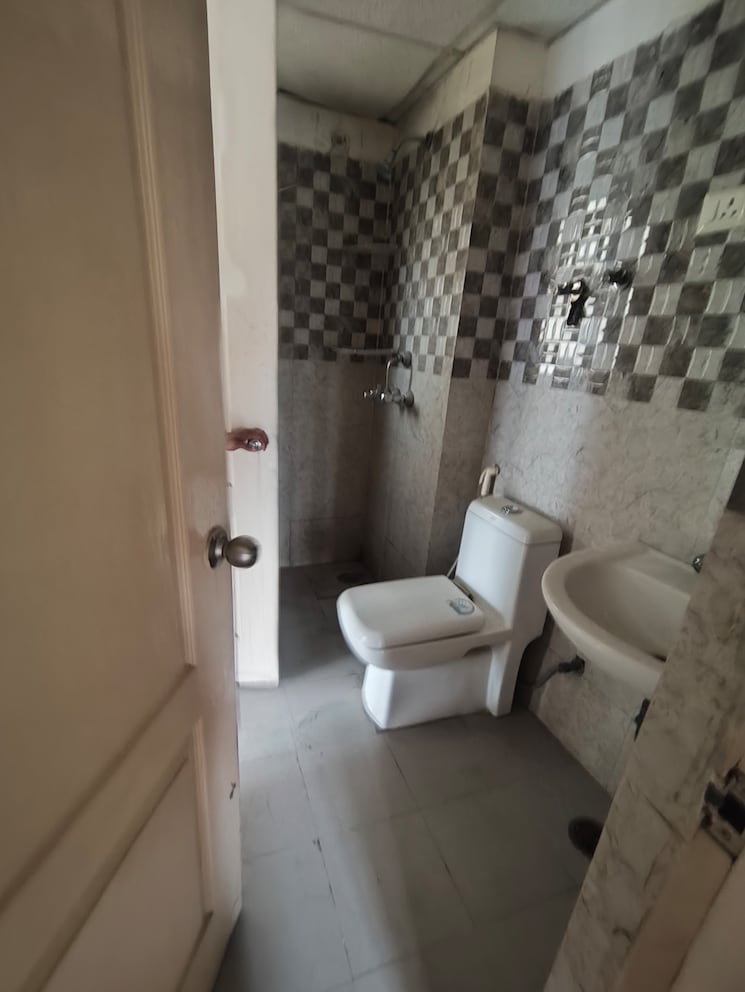 Bathroom, maxblis-grand-kingston 3 Bedroom 2050 Sq.Ft. Apartment In Sector 75 Noida 9804503