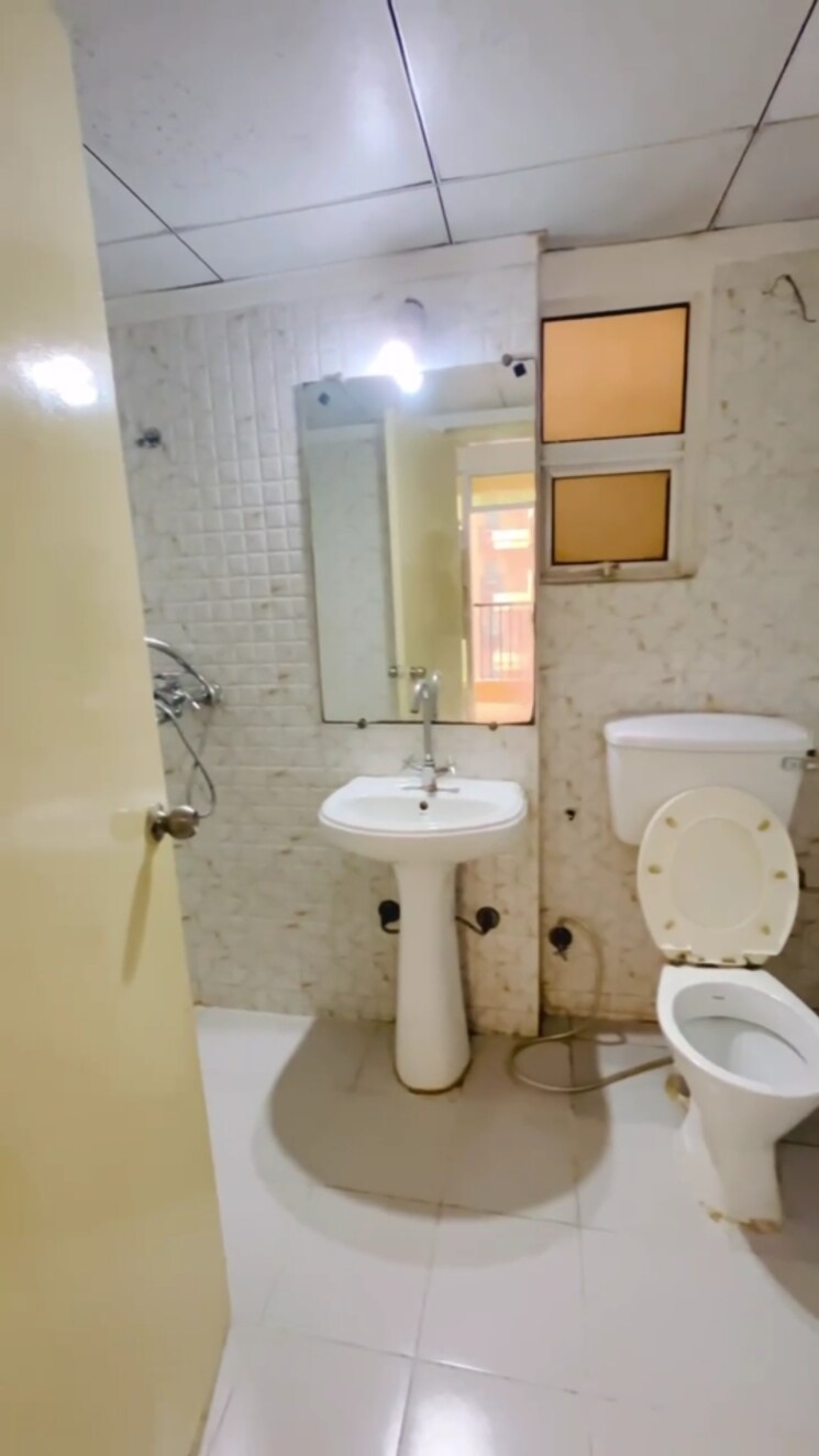 Bathroom, gaur-city-2-12th-avenue 2 Bedroom 1055 Sq.Ft. Apartment In Sector 16c Greater Noida Greater Noida 9804706