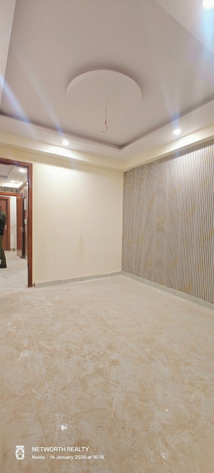 Room, sector 73 3 Bedroom 1300 Sq.Ft. Builder Floor In Sector 73 Noida 9804991