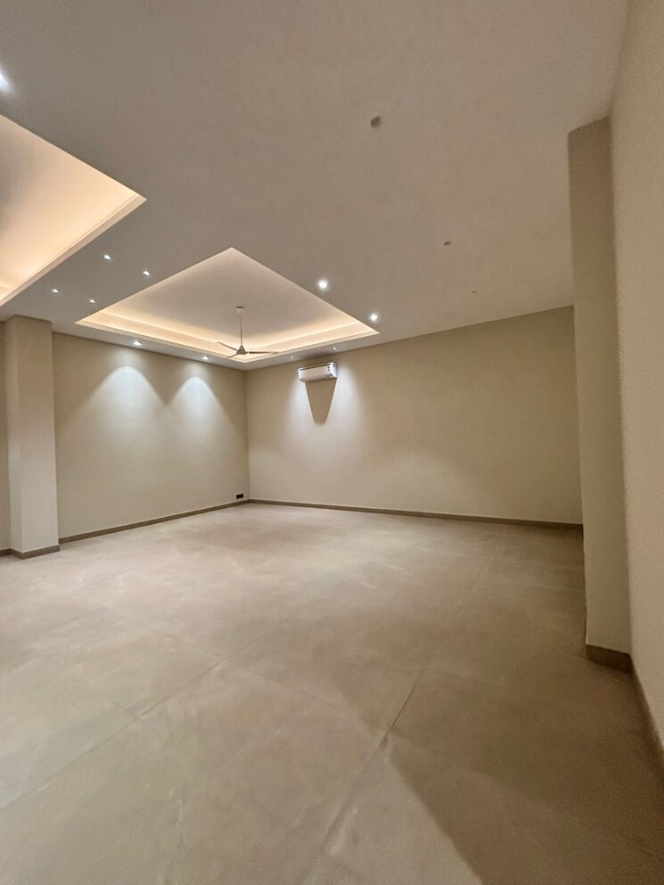 undefined, dlf phase v 5 Bedroom 2430 Sq.Ft. Builder Floor In Dlf Phase V Gurgaon 9805686