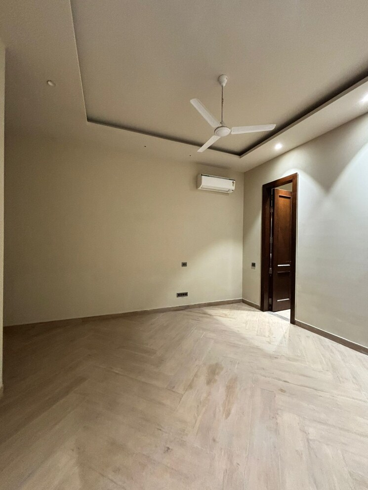 Room, dlf phase v 5 Bedroom 2430 Sq.Ft. Builder Floor In Dlf Phase V Gurgaon 9805686