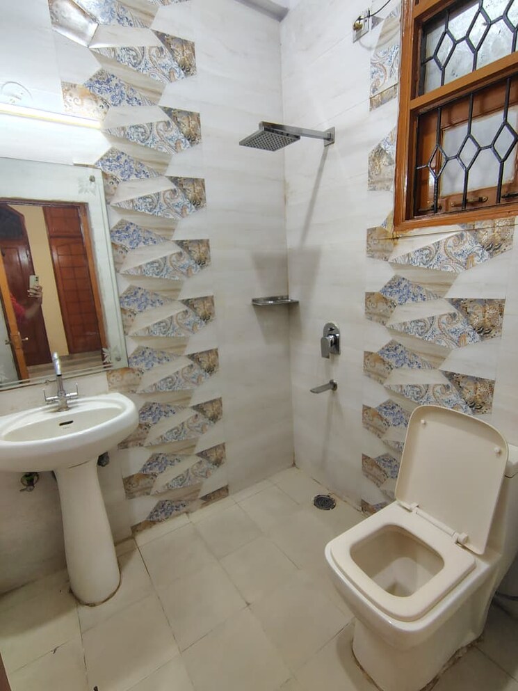Bathroom, ardee-mall 3 Bedroom 300 Sq.Ft. Apartment In Sector 52 Gurgaon 9805477