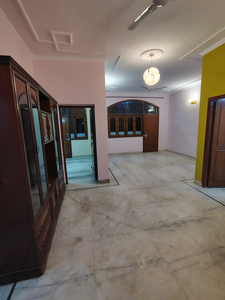 Room, ardee-mall 3 Bedroom 300 Sq.Ft. Apartment In Sector 52 Gurgaon 9805477