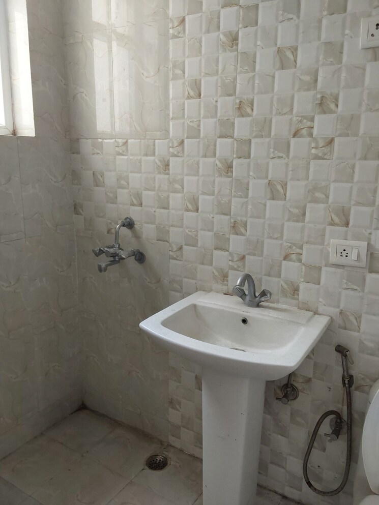 Bathroom, ansal-royal-heritage 2.5 Bedroom 1000 Sq.Ft. Apartment In Sector 70 Faridabad 9806842