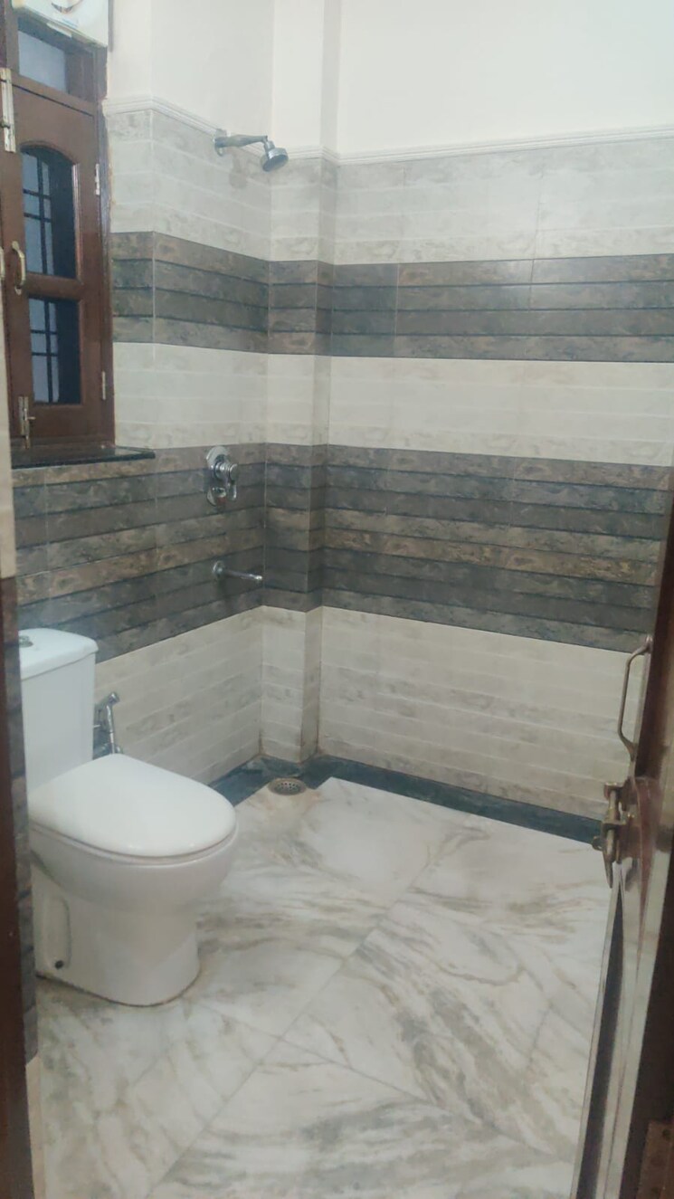 Bathroom, sushant lok iii 2.5 Bedroom 192 Sq.Yd. Builder Floor In Sushant Lok Iii Gurgaon 9807163