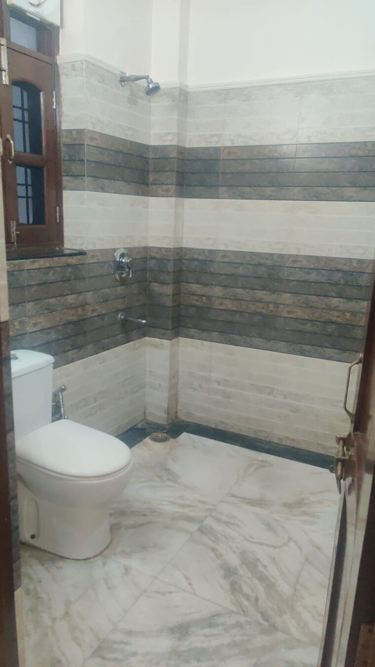 Bathroom, sushant lok iii 2.5 Bedroom 192 Sq.Yd. Builder Floor In Sushant Lok Iii Gurgaon 9807163