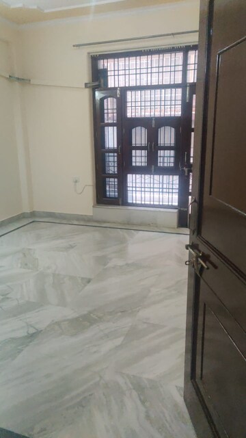 Room in 2.5 BHK Builder Floor at Sushant Lok Iii – for Rent