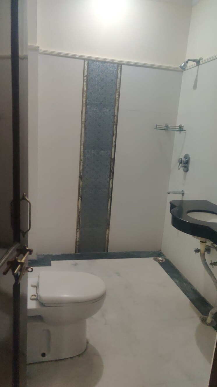 Bathroom, sushant lok iii 2.5 Bedroom 192 Sq.Yd. Builder Floor In Sushant Lok Iii Gurgaon 9807163
