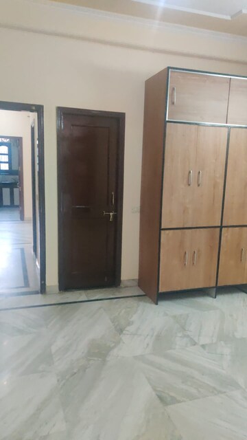 Room in 2.5 BHK Builder Floor at Sushant Lok Iii – for Rent