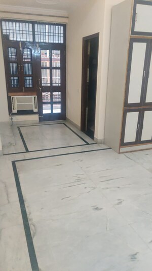 Room in 2.5 BHK Builder Floor at Sushant Lok Iii – for Rent