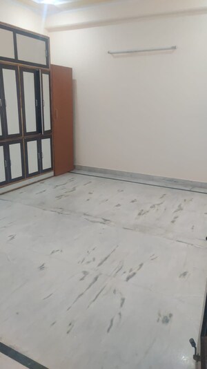 Room in 2.5 BHK Builder Floor at Sushant Lok Iii – for Rent