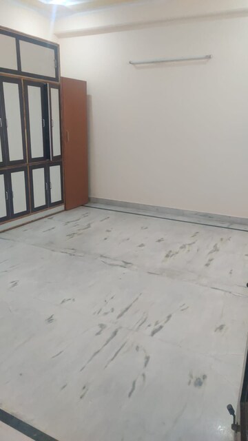 Room in 2.5 BHK Builder Floor at Sushant Lok Iii – for Rent