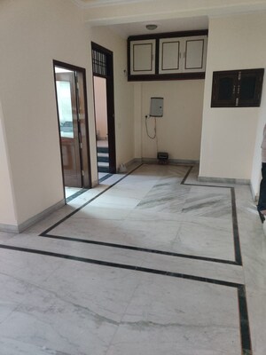 Room in 2.5 BHK Builder Floor at Sushant Lok Iii – for Rent