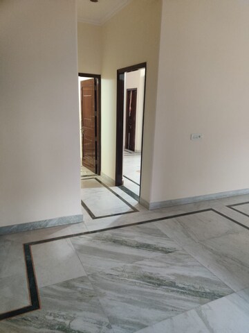 Room in 2.5 BHK Builder Floor at Sushant Lok Iii – for Rent