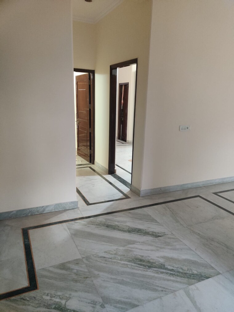 Room, sushant lok iii 2.5 Bedroom 192 Sq.Yd. Builder Floor In Sushant Lok Iii Gurgaon 9807163